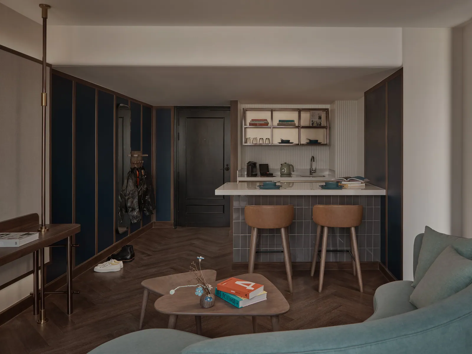 The kitchen island and breakfast stools in an Executive Suite at Public House Bangkok